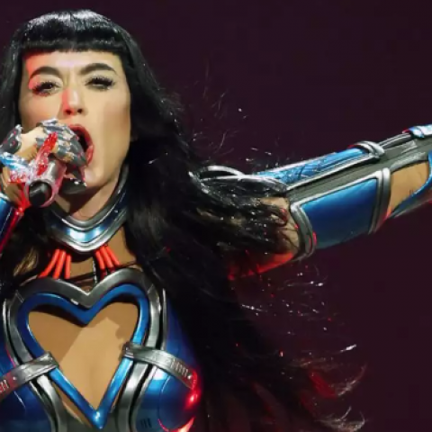 Katy Perry sufre descarga eléctrica durante su concierto