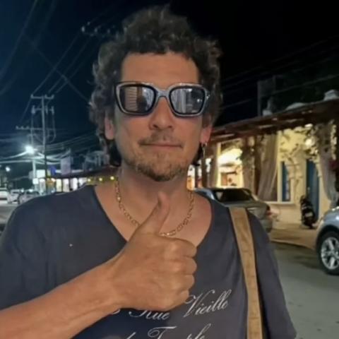 León Larregui asegura que lo bajaron de un avión tras pelear con personal de la aerolínea