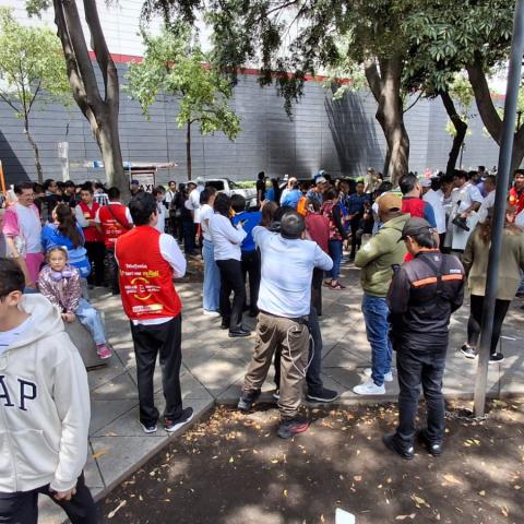Evacúan a las personas del centro comercial Parque Delta