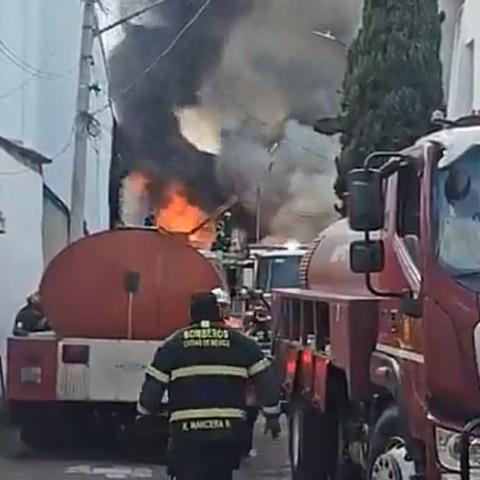 Incendio en fábrica de colchones 