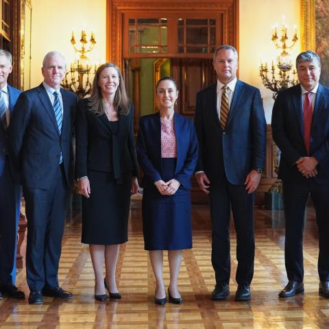 Claudia Sheinbaum y directivos de Walmart