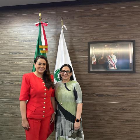 Tere Jiménez y directora de la CFE