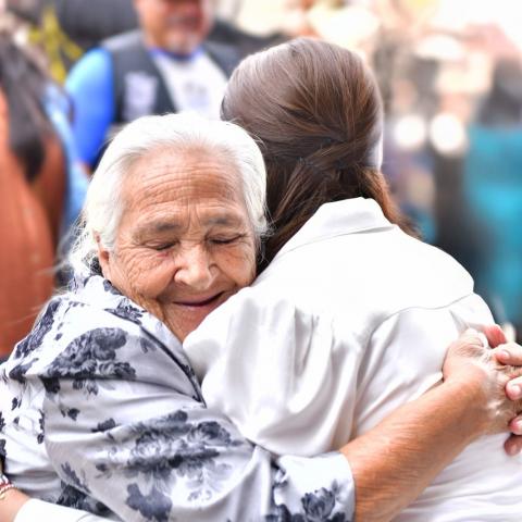 Tere Jiménez abrazando a una anciana