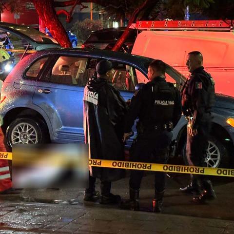 Una camioneta le cerró el paso y debido al piso mojado, patinó hasta quedar debajo de la unidad de motor