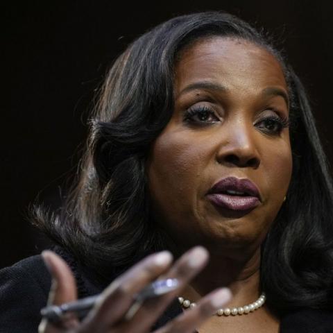 Lisa Cook demanda a Donald Trump 