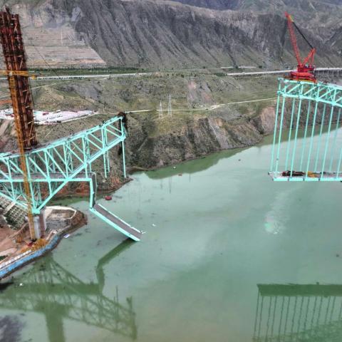 Colapso de puente ferroviario en construcción deja al menos 12 muertos en China