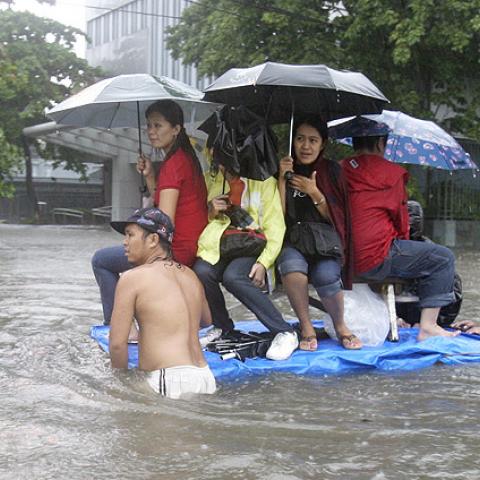 4 muertos y 400 mil evacuados por tormenta en Filipinas
