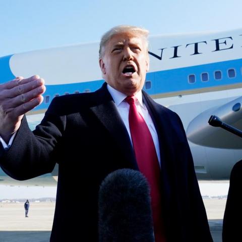 Trump dice que los bebés reciben vacunas como si fueran para “un caballo”, previo a anuncio sobre autismo