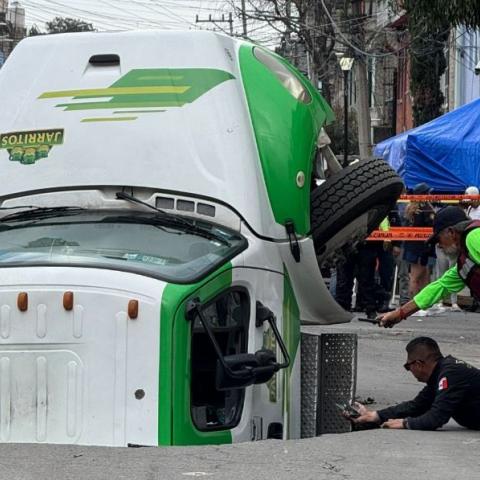 Camión en socavón 