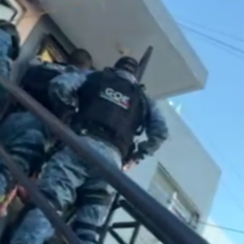 Policías municipales golpeando a una familia