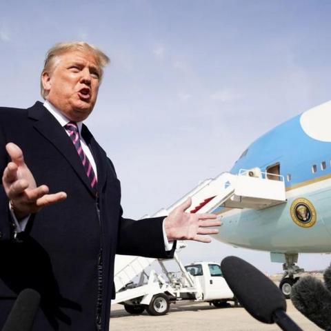 Trump sugiere revocar licencias a medios que lo critiquen