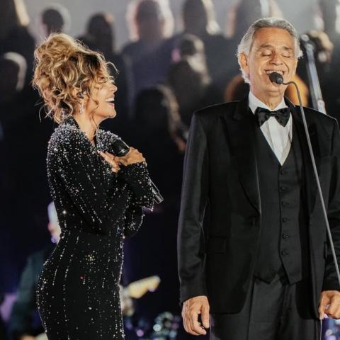 Karol G cantó con Andrea Bocelli en el Vaticano y así fue el momento
