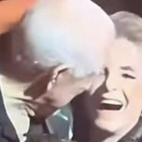Cuquita, viuda de Vicente Fernández, es captada con su hermano y en redes inventan romance