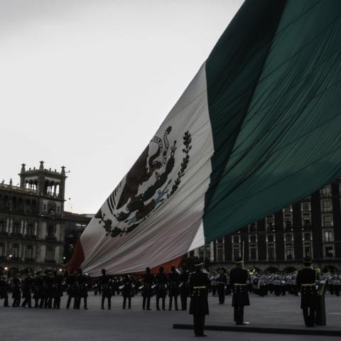 Sheinbaum encabeza ceremonia de Izamiento de Bandera en conmemoración de las víctimas de los sismos de 1985 y 2017