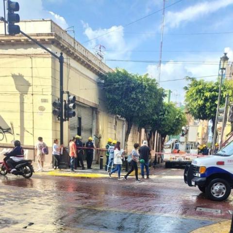 Transformador de la CFE explota en el Centro Histórico de León