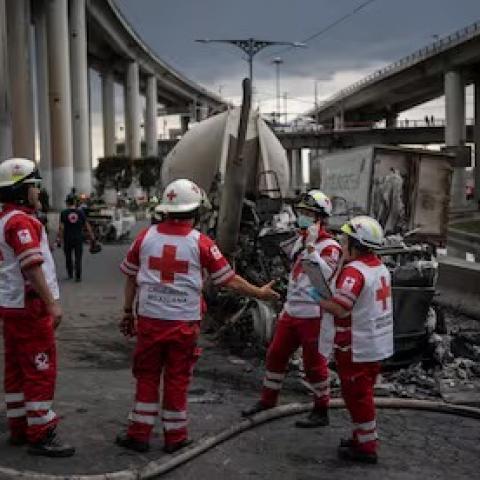 Suman 25 muertos por explosión de pipa de gas en Iztapalapa