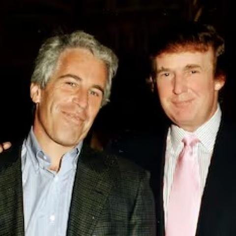 Activistas proyectan fotografías de Trump y Epstein en castillo de Windsor durante visita oficial