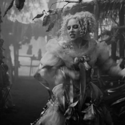 Lady Gaga estrena el video que grabó en Xochimilco bajo la dirección de Tim Burton