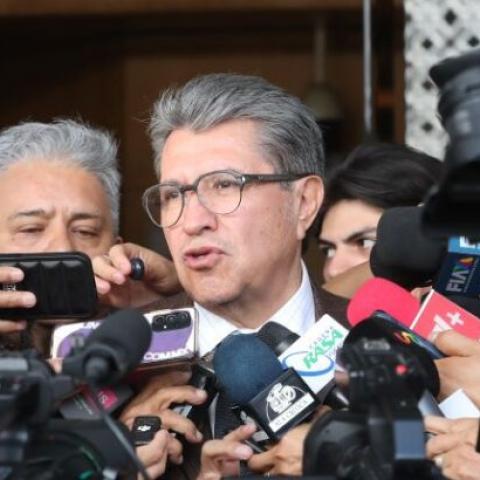 Ricardo Monreal propone prohibir la venta de bebidas energizantes a menores de edad