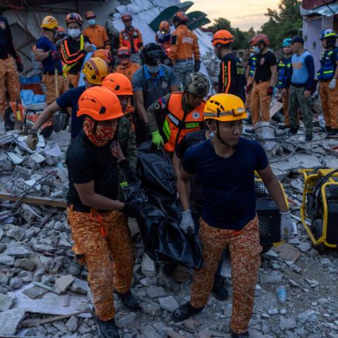 Aumenta a 72 los fallecidos por el terremoto en Cebú, Filipinas