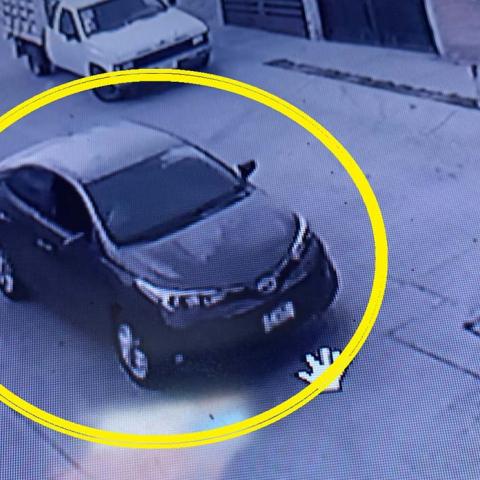 Vecinos exhiben videos de las cámaras de seguridad en donde intercepta a las menores en su auto