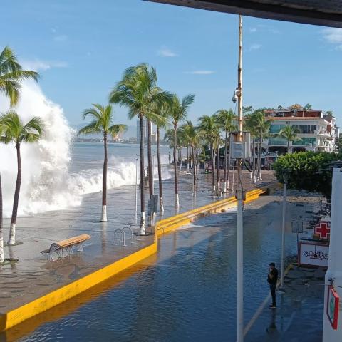 Oleaje invade vialidades en Puerto Vallarta; cierran zonas del Malecón por seguridad