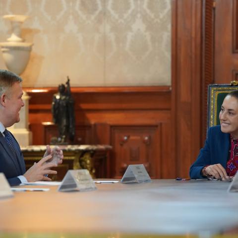 Claudia Sheinbaum y Scott Thomson