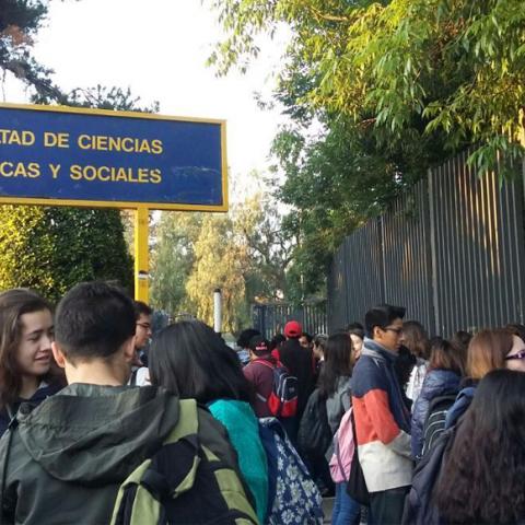 Desalojan a alumnos de la Facultad de Ciencias Políticas de la UNAM por amenaza de bomba