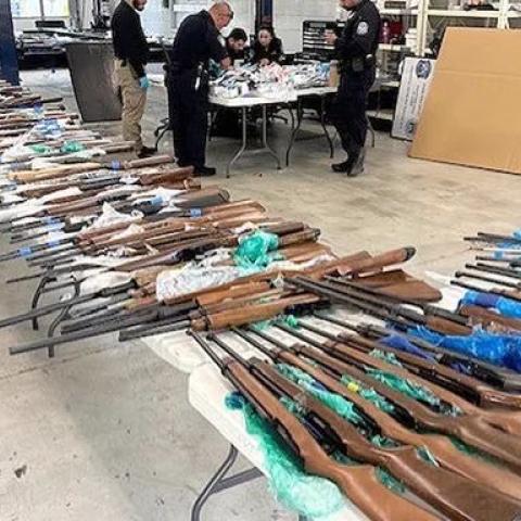 Padre e hijo intentaron ingresar al menos 400 armas a México