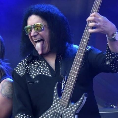 Hospitalizan a Genne Simmons de Kiss tras accidente automovilístico