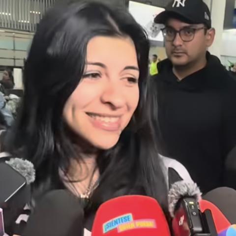 Cazzu llega a México acompañada por su hija Inti