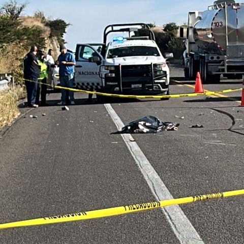 Se detuvo en el acotamiento e intentó realizar una vuelta en “U” pero se estrelló contra un auto que pasaba por el lugar