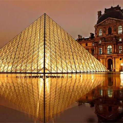 El Louvre reabre tras robo de joyas; Macron pide acelerar refuerzo de seguridad