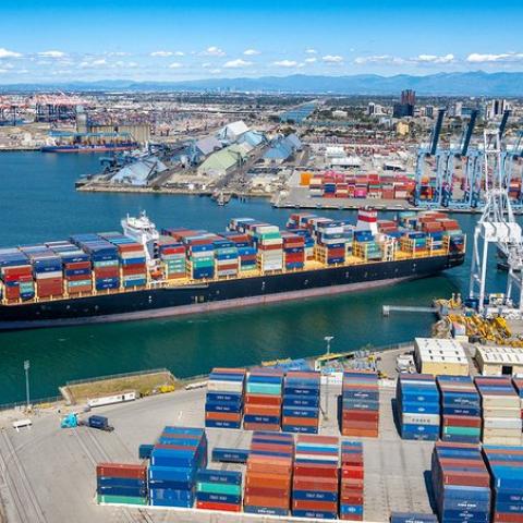China impone "tarifa portuaria especial" a buques de EE.UU.