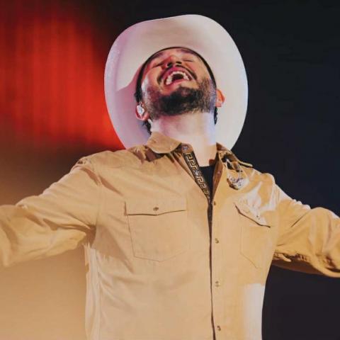 Autoridades de Querétaro sancionarán a Edén Muñoz y organizadores por interpretación de corrido durante concierto