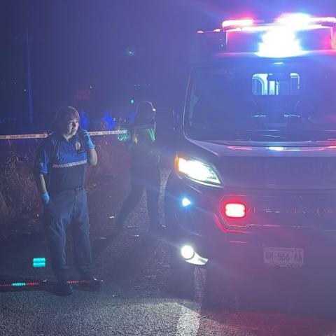Un auto se atravesó al paso de una camioneta y posteriormente rebotó contra los dos adolescentes que viajaban en una moto