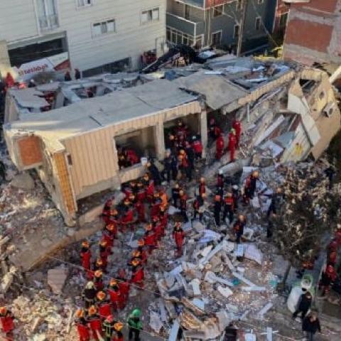 Se derrumba edificio de 7 pisos en Turquía