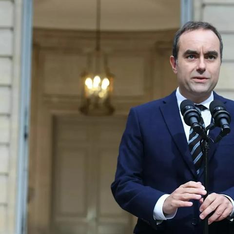 Renuncia primer ministro de Francia en menos de un mes de asumir su cargo