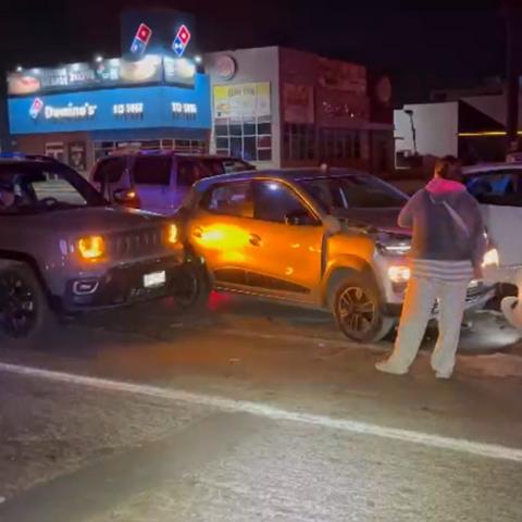 Intentó huir tras pasarse el alto y chocar contra tres vehículos en la José María Chávez