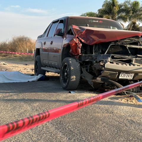 Madre de familia pierde a otro de sus hijos en brutal choque entre una camioneta y la moto de su hijo