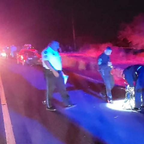 Conductor de un Nissan Tsuru invadió el carril contrario y fue detenido por autoridades estatales