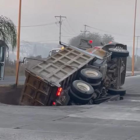 Sin auxilio: Chofer que cayó en socavón tuvo que pagar casi $30 mil de grúas; Municipio se compromete a reembolsar gastos