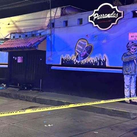 El joven de 28 años falleció y su cuerpo quedó a un costado del PARRANDAS BAR en la Olivares Santana