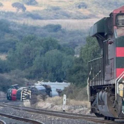 Tren que transportaba combustible se descarrila y genera explosión en Hidalgo