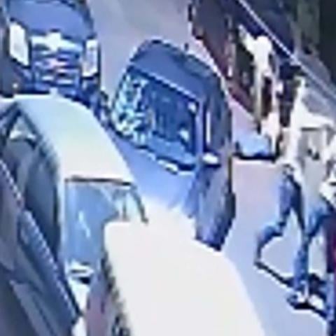 El auto de un vecino que estaba estacionado en la calle pagó las consecuencias de la trifulca