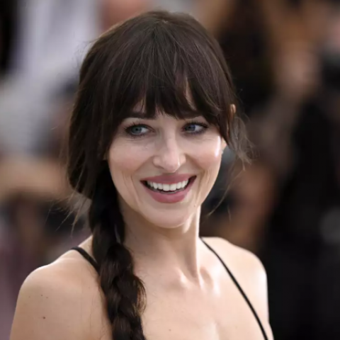 Dakota Johnson da vuelta a la página tras su ruptura con Chris Martin: “se siente definitivo esta vez”