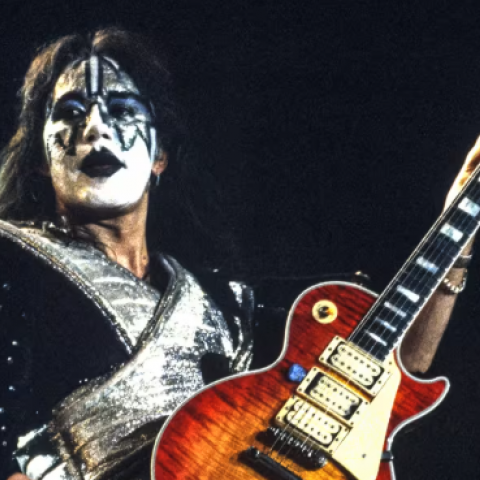 Revelan la causa de muerte de Ace Frehley, exguitarrista de KISS