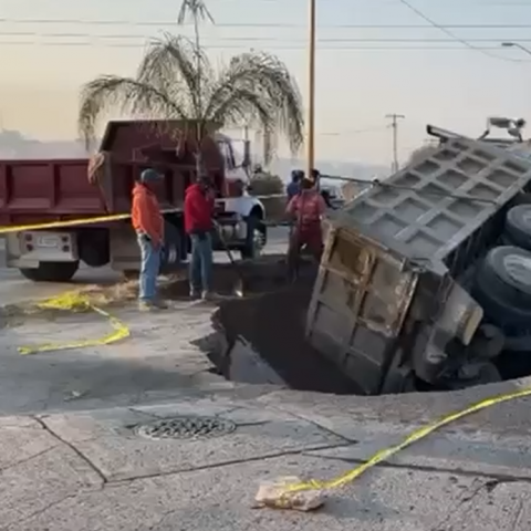 Socavón en Blvd. Guadalupano 