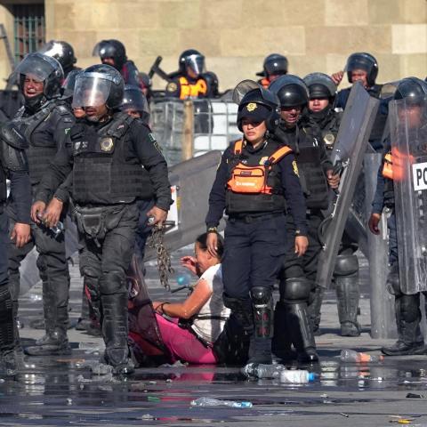 Marcha de Generación Z en CDMX deja 20 detenidos y 120 lesionados; 100 de ellos son policías