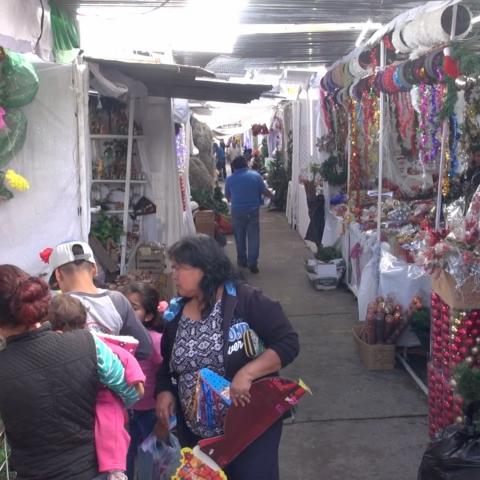 Son vecinos quienes piden futura reubicación de tianguis navideño; regidora pide análisis